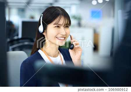 年輕的女士，操作員，呼叫中心，工作人員 106980912