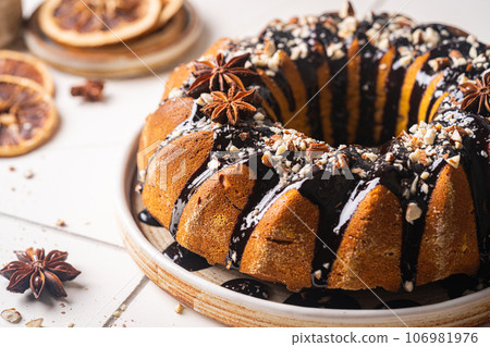 Pumpkin bundt cake 106981976