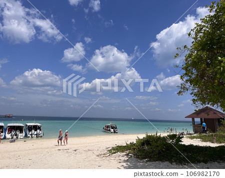 Beautiful view of Railay beach and coastline in Krabi province, Thailand 106982170