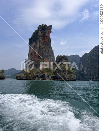 Beautiful view of Railay beach and coastline in Krabi province, Thailand 106982189