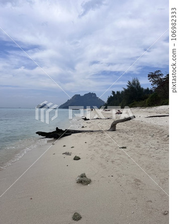 Beautiful view of Railay beach and coastline in Krabi province, Thailand Beautiful view of Railay beach and coastline in Krabi province, Thailand 106982333