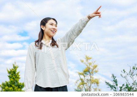 年輕女商人的戶外肖像 年輕女商人的戶外肖像 106983544