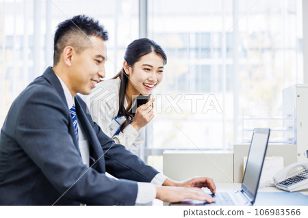 A man talking to a colleague in an office - Stock Image - F010