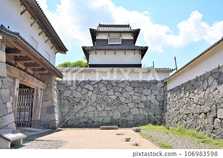 藍天和福岡城、下橋天門石牆和砲塔的風景 106983598