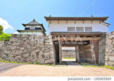 Scenery of blue sky and Fukuoka Castle, Shimonohashi Mikado stone wall and turret 106983604