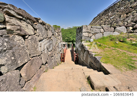 Scenery of blue sky and Fukuoka Castle, stone wall and turret 106983645