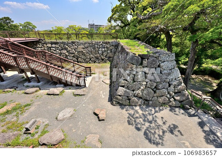 藍天和福岡城、石牆和砲塔的風景 藍天和福岡城、石牆和砲塔的風景 106983657