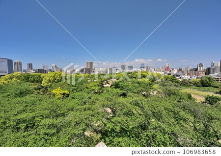 藍天和福岡城、石牆和砲塔的風景 106983658