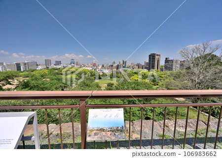 Scenery of blue sky and Fukuoka Castle, stone wall and turret 106983662