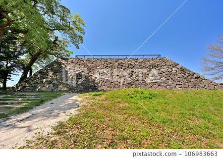 Scenery of blue sky and Fukuoka Castle, stone wall and turret 106983663