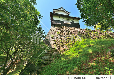Scenery of blue sky and Fukuoka Castle, stone wall and Tamon Yagura 106983681