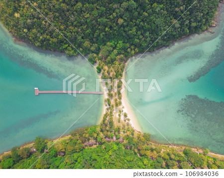 The small tropical island of Ko Ngam is located in the province of Trat, next to the island of Koh Chang in Thailand. 106984036