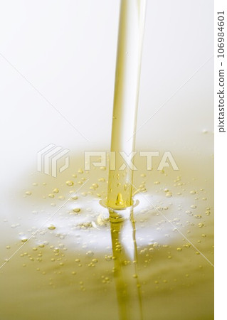 Salad oil 106984601