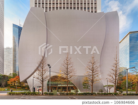 [Shinjuku, Tokyo] The Sompo Museum of Art was designed with soft curves, inspired by the image of an elegant woman. 106984606