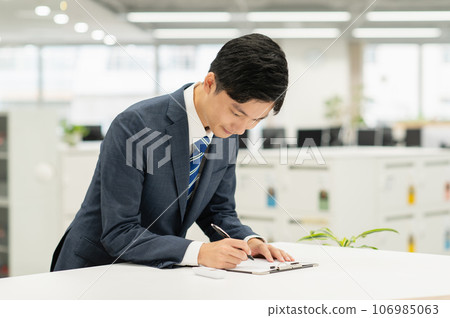 Young businessman checking alcohol in office Young businessman checking alcohol in office 106985063