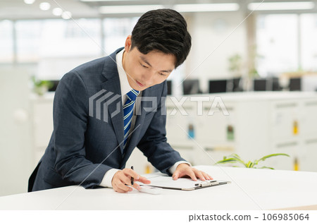 Young businessman checking alcohol in office Young businessman checking alcohol in office 106985064