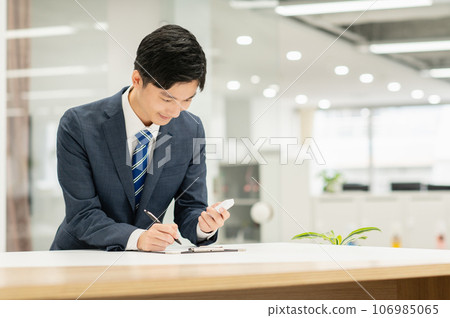 年輕商人在辦公室檢查酒精 106985065