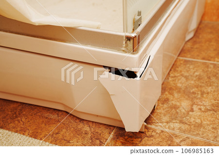 Broken outer plastic corner of the shower tray. Broken outer plastic corner of the shower tray. 106985163