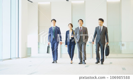 Commuting scene _ walking businessman 106985588