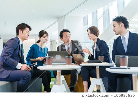 關注個人電腦屏幕的商務人士 關注個人電腦屏幕的商務人士 106985650