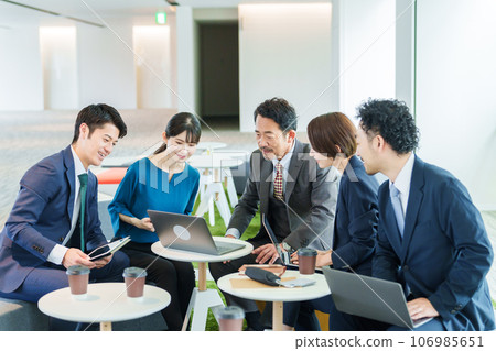Business person paying attention to the screen of a personal computer 106985651