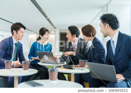 Business person paying attention to the screen of a personal computer Business person paying attention to the screen of a personal computer 106985652