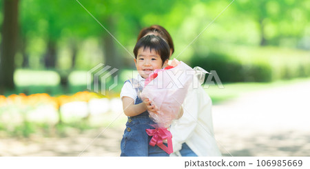 A 3-year-old boy who gives carnations on Mother's Day 106985669