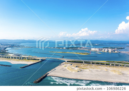 Summer Hamana Bypass and Lake Hamana (Shizuoka Prefecture) 106986226