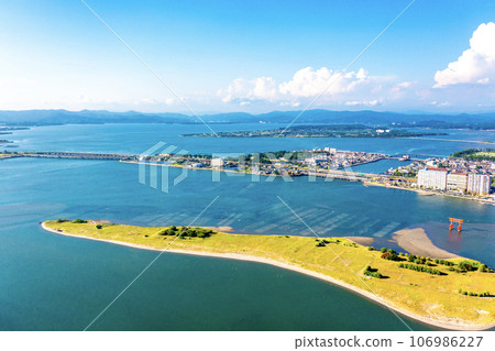 Ikarise and Bentenjima of Lake Hamana in summer (Shizuoka Prefecture) 106986227