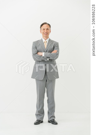 商務男性輪廓白色背景雙臂交叉 106986228
