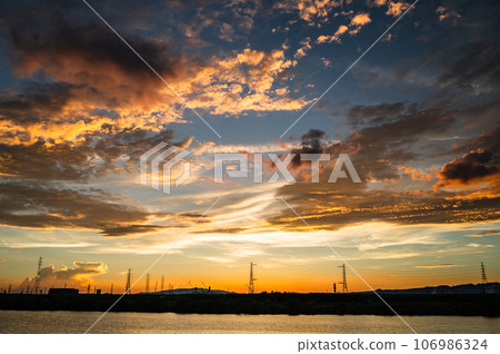 The sky of the Yodo River dyed in madder red The sky of the Yodo River dyed in madder red 106986324