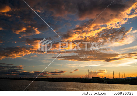 The sky of the Yodo River dyed in madder red The sky of the Yodo River dyed in madder red 106986325