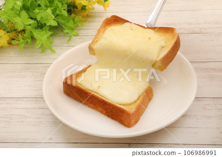 Cheese toast 106986991