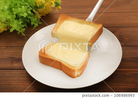 Cheese toast 106986993
