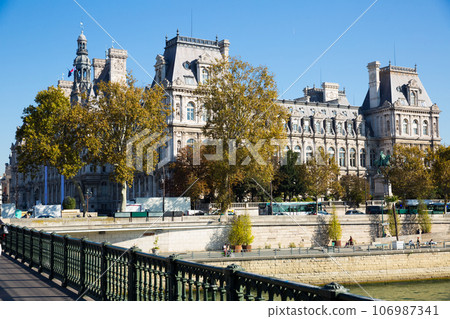 View from Pont d'Arcole on Paris City Hall 106987341