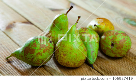 Pears on wooden table Pears on wooden table 106987419