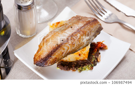 Roasted scomber with potatoes 106987494
