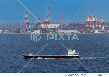 貨船和龍門起重機在東京灣航行 貨船和龍門起重機在東京灣航行 106988234