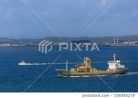 Cargo ship sailing in Tokyo Bay 106988239