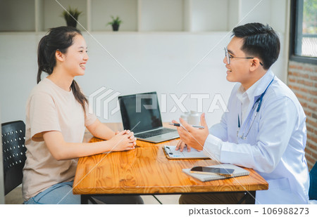 Doctors are inquiring about the patient's symptoms, notifying the results of the physical examination, and recommending treatment and health care. Doctors are inquiring about the patient's symptoms, notifying the results of the physical examination, and recommending treatment and health care. 106988273