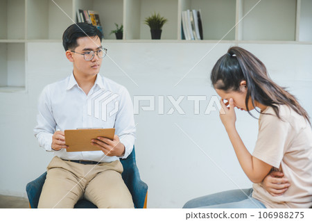 Psychologist listening to the problem of a patient with mental health problems, a patient for treatment encouragement Love and family problems, bipolar, depressed patients prevent suicide Psychologist listening to the problem of a patient with mental health problems, a patient for treatment encouragement Love and family problems, bipolar, depressed patients prevent suicide 106988275