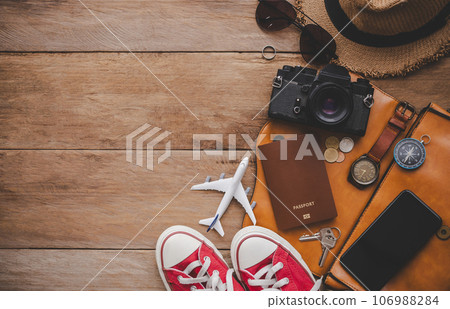 Travel accessories costumes. The cost of travel maps prepared for the trip.travel planning concept 106988284