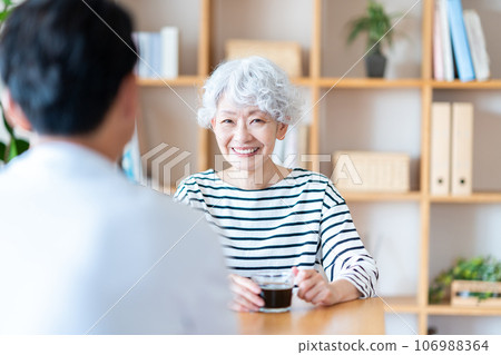 一對情侶在客廳喝茶。 一對情侶在客廳喝茶。 106988364