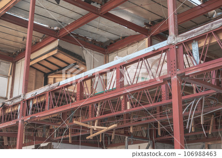 Demolition work of steel frame prefabricated building - Removal of ceiling materials 106988463