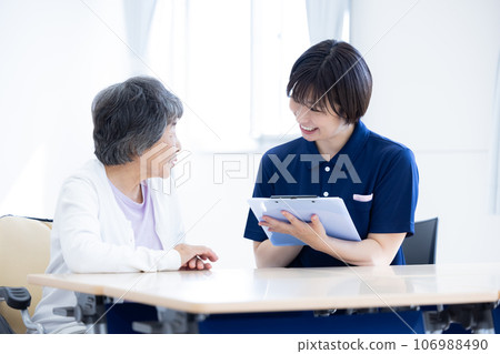 Nursing image Senior woman and caregiver Shooting cooperation: Japanese language school attached to Chuo Technical School Nursing image Senior woman and caregiver Shooting cooperation: Japanese language school attached to Chuo Technical School 106988490