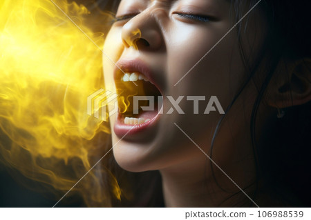 如何預防口臭。一位年輕亞洲女性的嘴在黑色背景下呼出黃色口氣的特寫。<圖像生成AI> 如何預防口臭。一位年輕亞洲女性的嘴在黑色背景下呼出黃色口氣的特寫。<圖像生成AI> 106988539