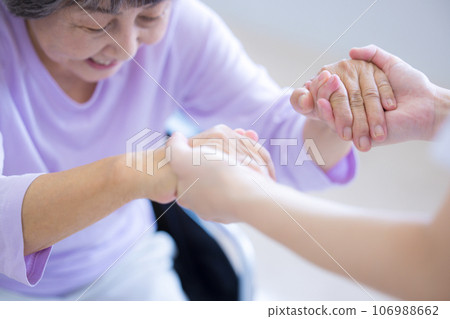 Medical care: Senior woman and physical therapist standing up from a wheelchair Photography cooperation: Chuo College of Technology Japanese Language School 106988662