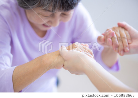 Medical care: Senior woman and physical therapist standing up from a wheelchair Photography cooperation: Chuo College of Technology Japanese Language School 106988663