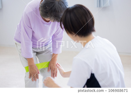 醫療：一位資深女性和一位物理治療師正在努力康復照片合作：中央工業大學日本語學校 106988671