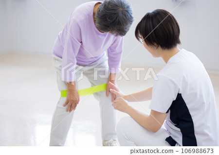 Medical: A senior woman and a physical therapist working hard on rehabilitation Photo cooperation: Chuo College of Technology Japanese Language School Medical: A senior woman and a physical therapist working hard on rehabilitation Photo cooperation: Chuo College of Technology Japanese Language School 106988673